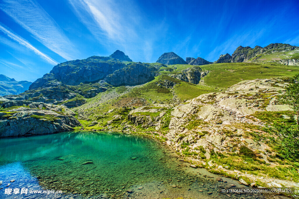 山間碧湖美景