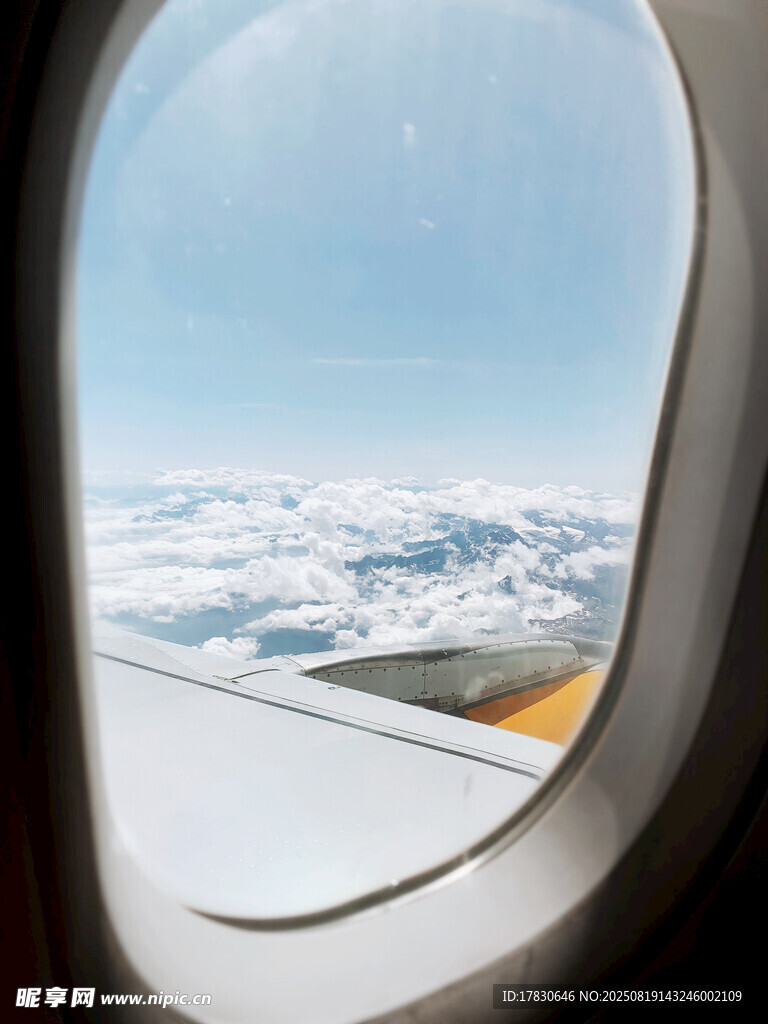 飛機(jī)窗外的云海美景