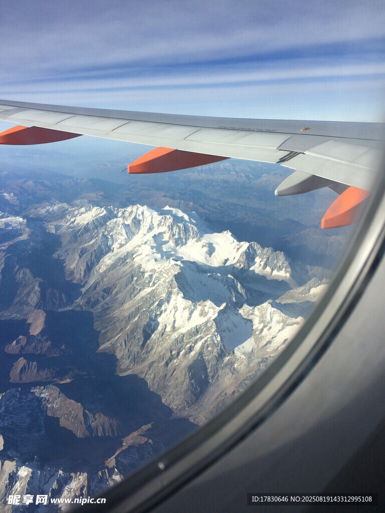 機(jī)窗外的壯麗雪山景觀