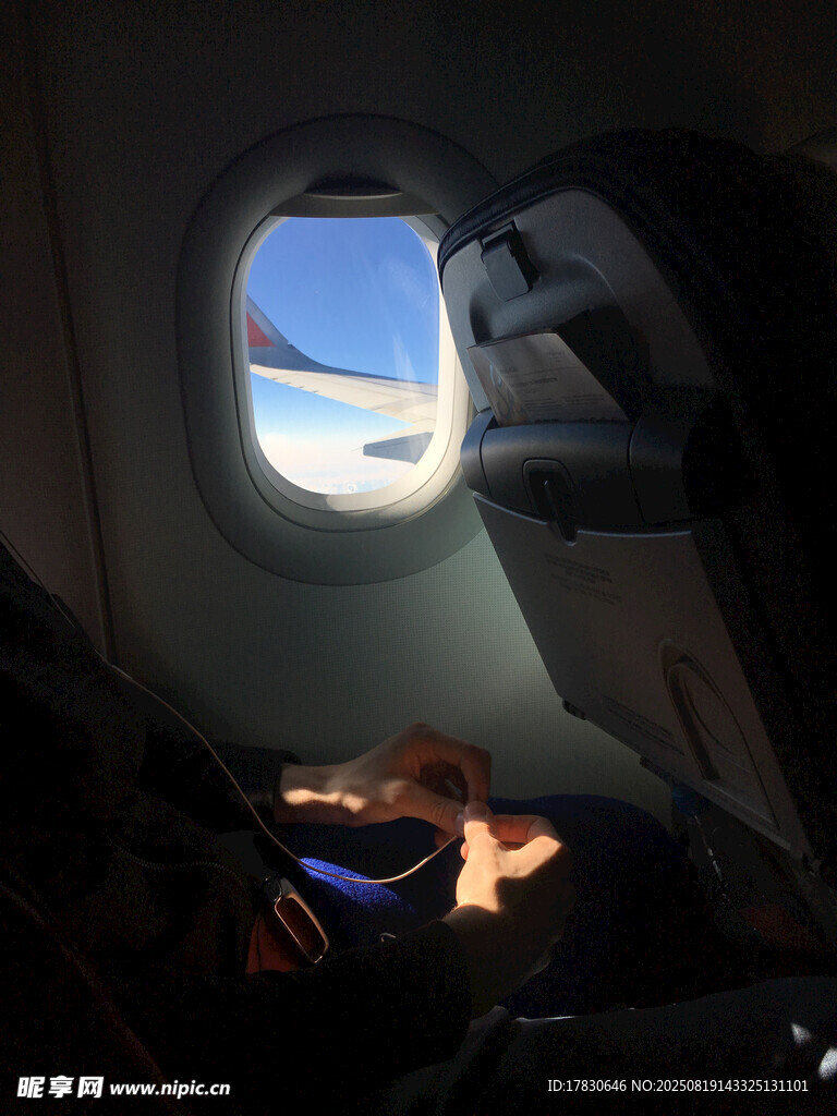 飛機內透過舷窗的光影