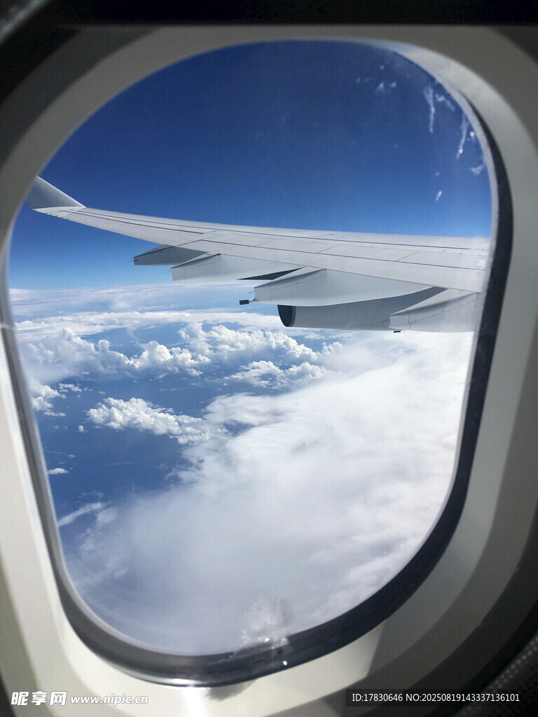 飛機舷窗中的云海藍天