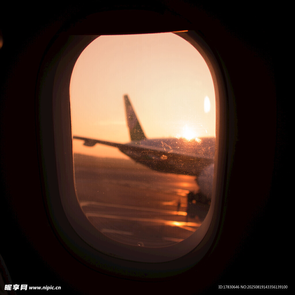 機窗視角下的夕陽飛機景