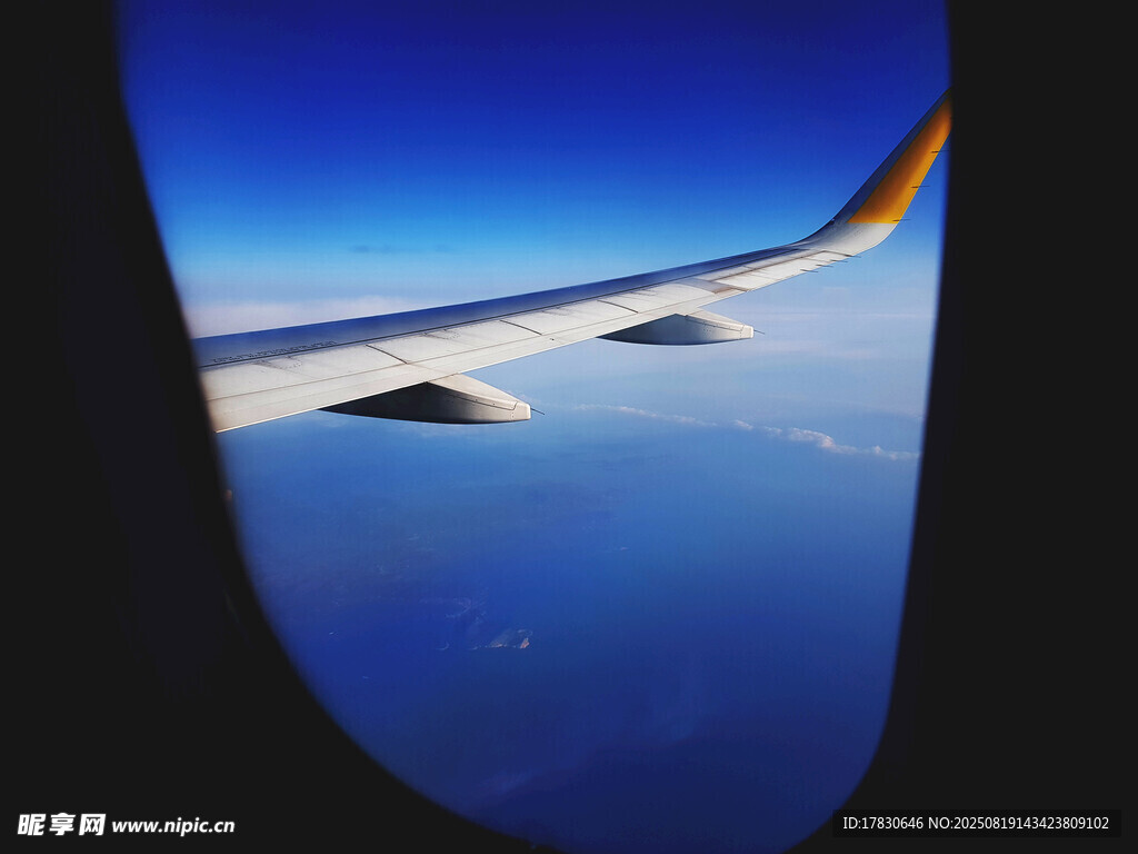 飛機(jī)窗外的藍(lán)天美景