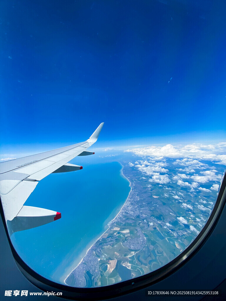 飛機(jī)舷窗下的海天美景