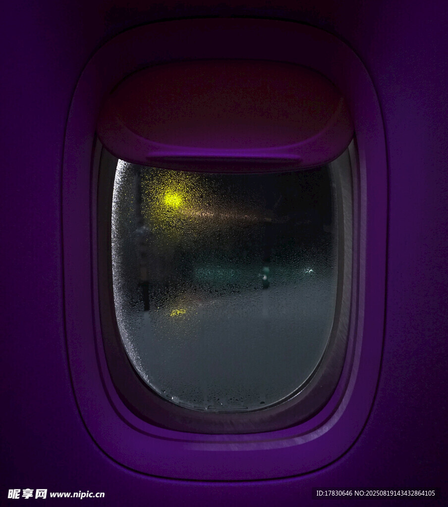飛機(jī)舷窗夜景
