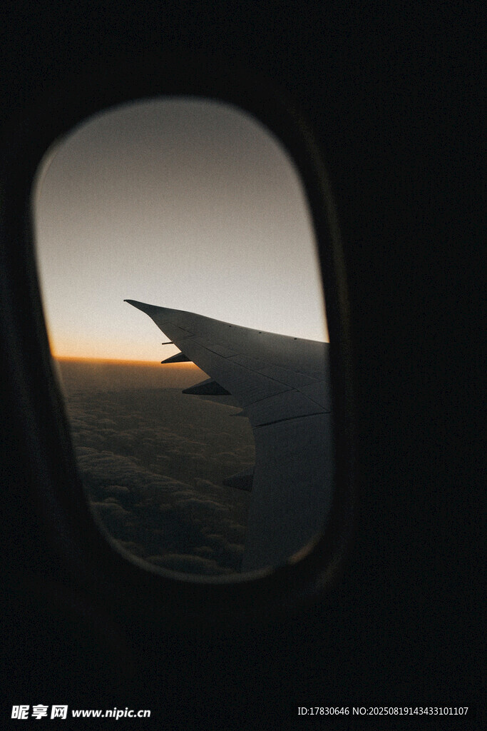 飛機(jī)舷窗中的天際美景
