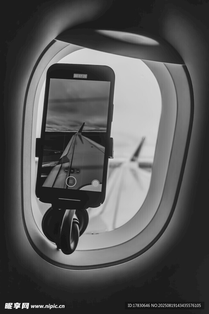 飛機(jī)窗內(nèi)手機(jī)與窗外風(fēng)景