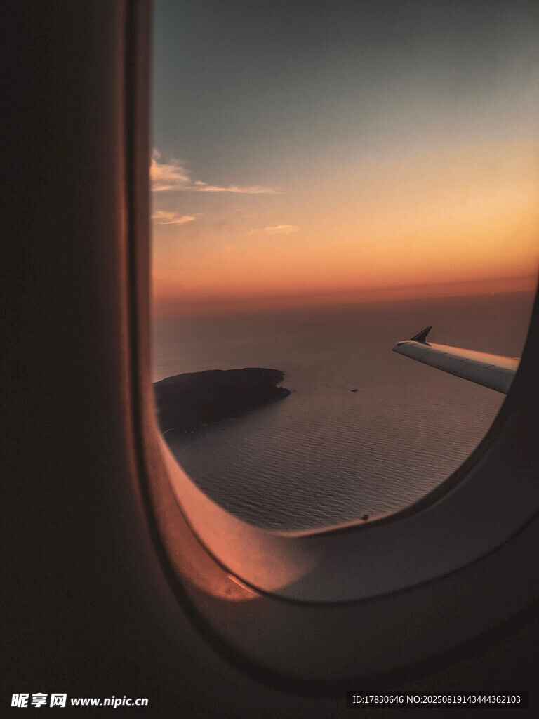 機窗外的美麗日落海景