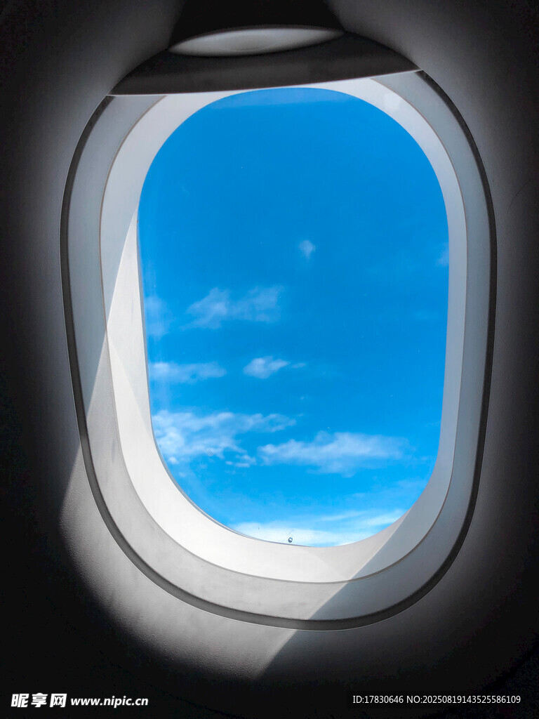 飛機(jī)舷窗望藍(lán)天美景