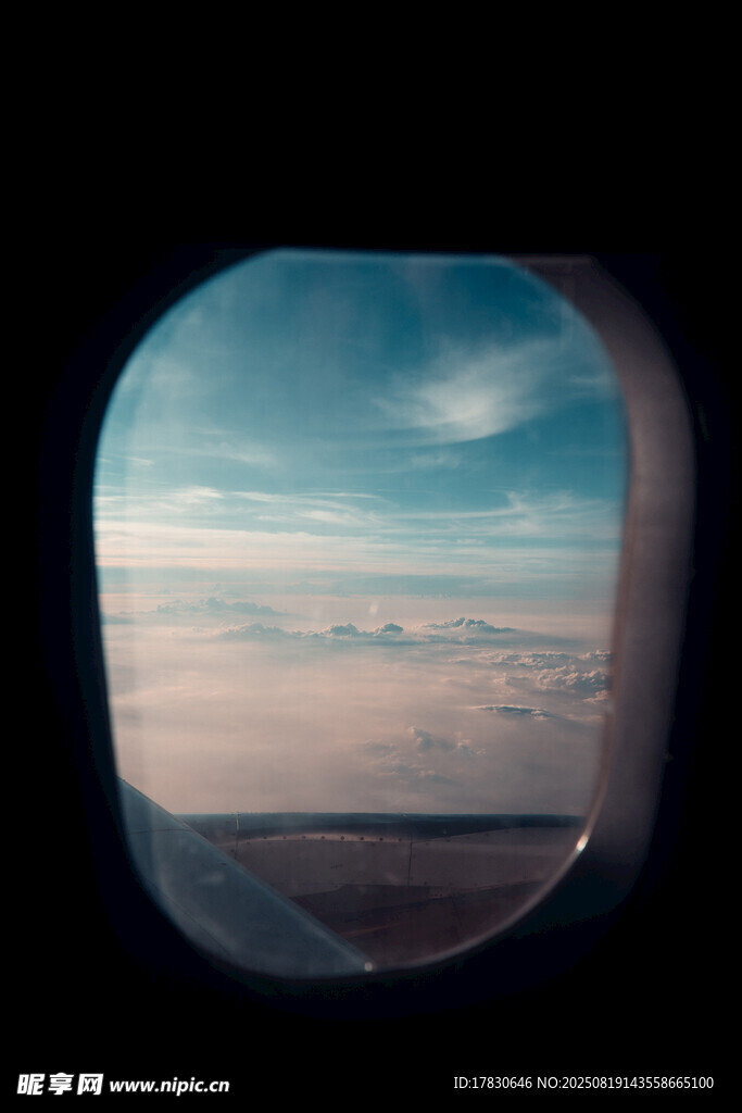 飛機舷窗中的天空景色