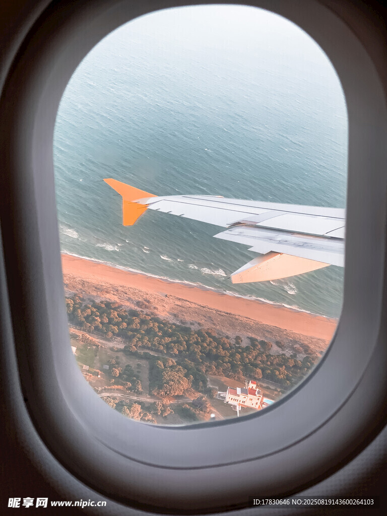 飛機(jī)舷窗視角下的地面景觀
