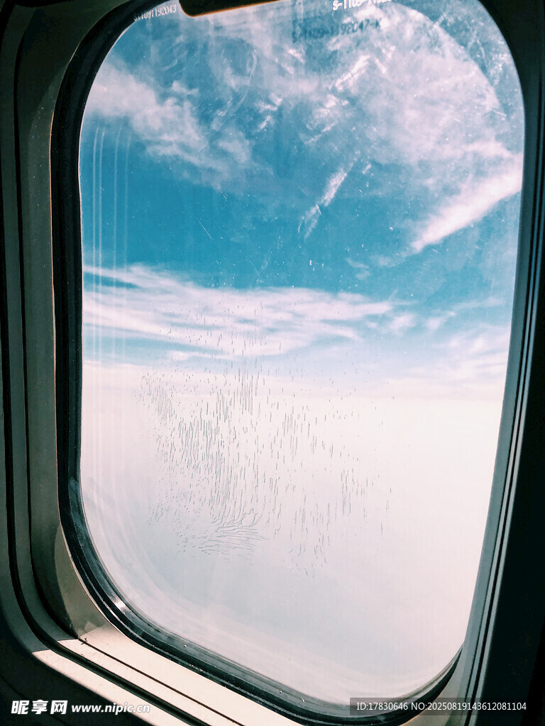 飛機(jī)窗外的藍(lán)天白云美景