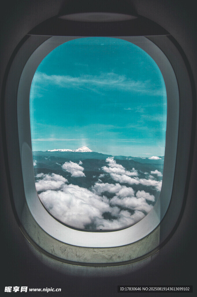 飛機舷窗中的云端美景