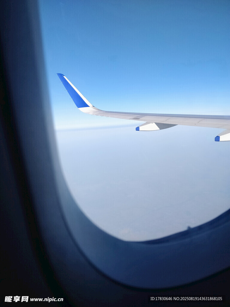 飛機(jī)窗外的機(jī)翼與云海
