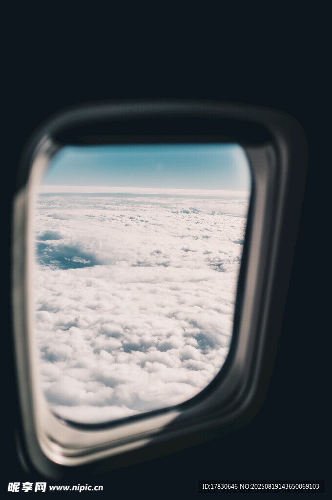 飛機舷窗下的云海景觀