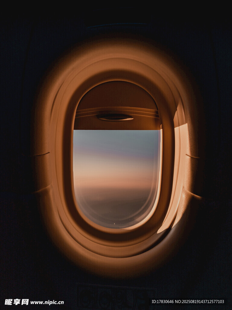 飛機舷窗中的天際美景