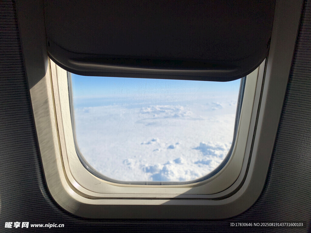 飛機(jī)舷窗望云海
