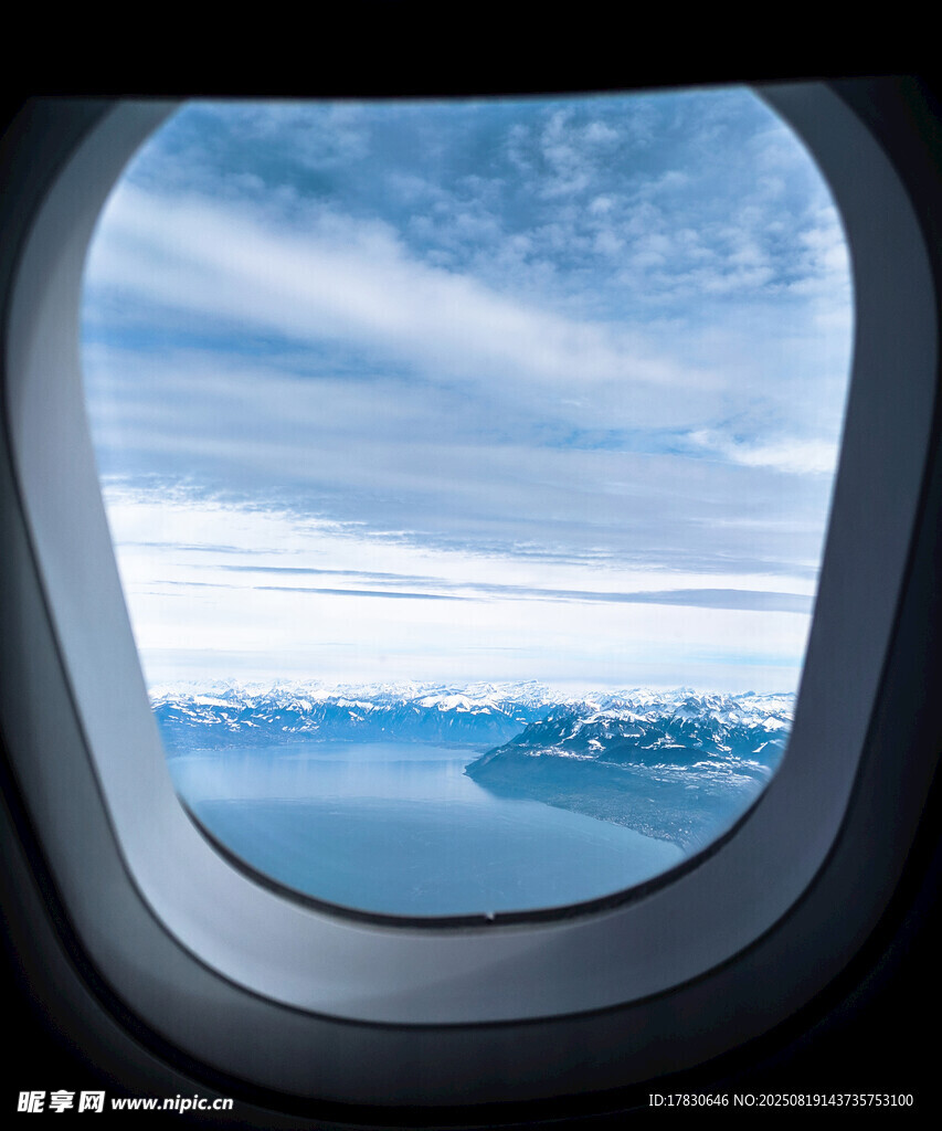 機窗外的山川云海美景