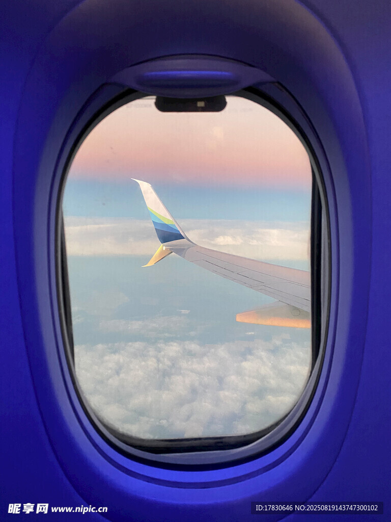 飛機(jī)舷窗中的天際美景