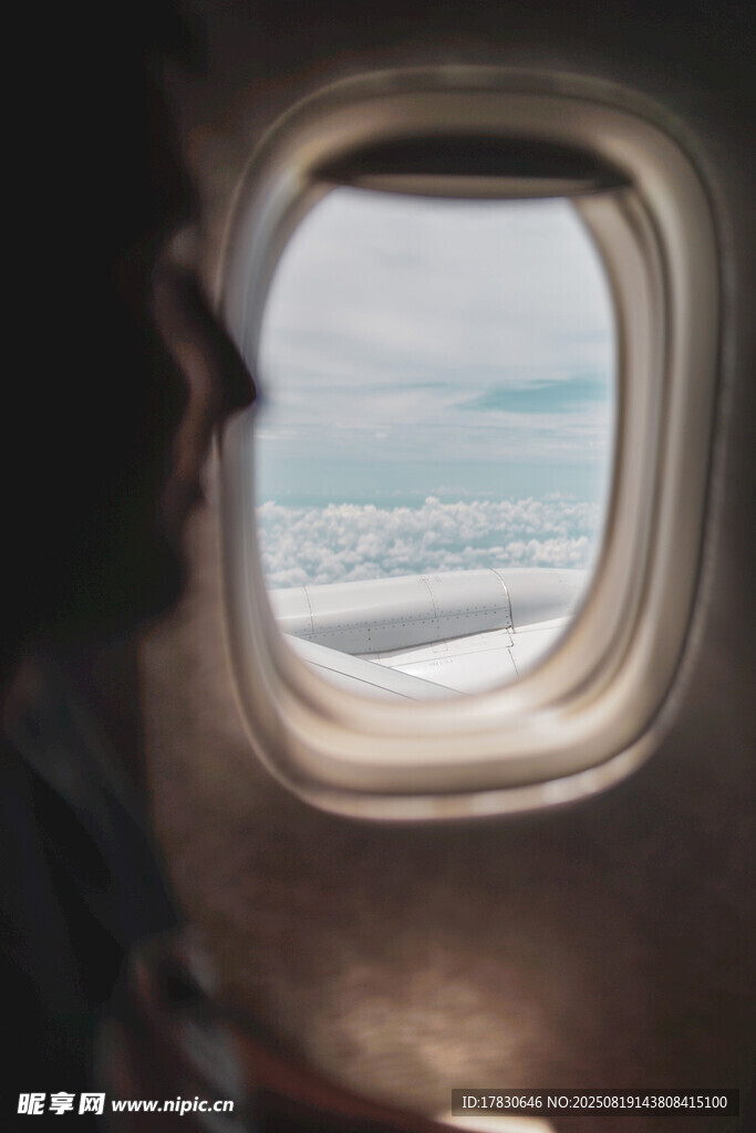 飛機窗邊乘客眺望窗外景色