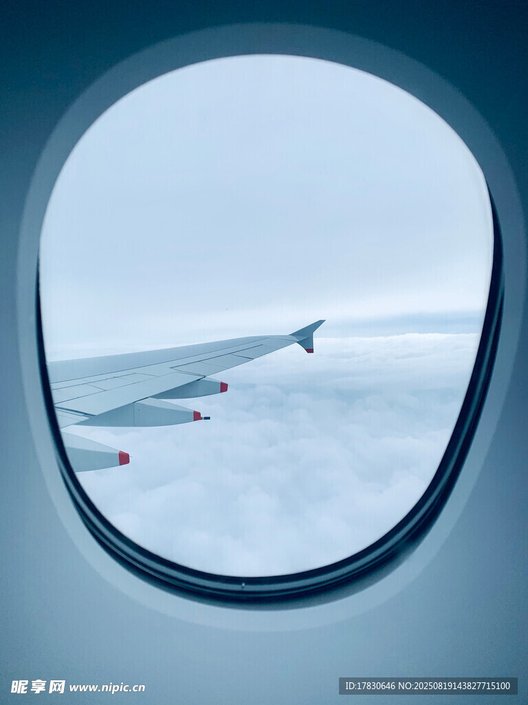 飛機(jī)舷窗視角的云海景觀