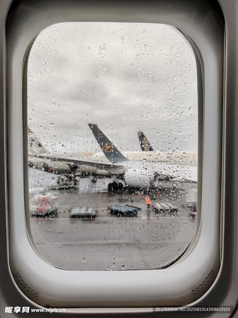 機(jī)場(chǎng)景色透過飛機(jī)舷窗