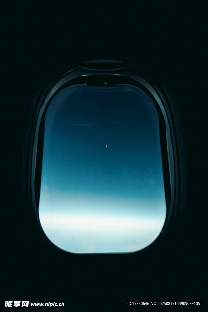 飛機(jī)舷窗中的天際景色