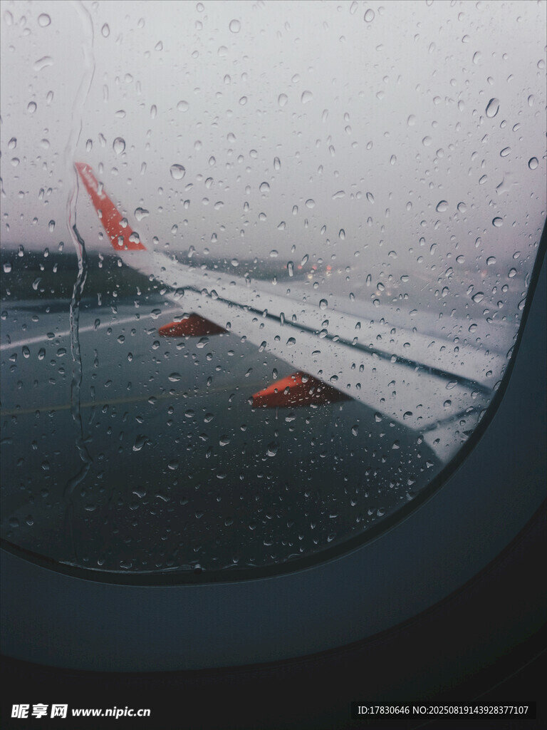 雨中飛機機翼窗外景象