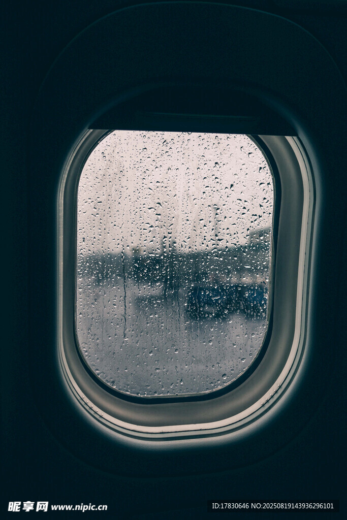 飛機(jī)舷窗看雨中景致
