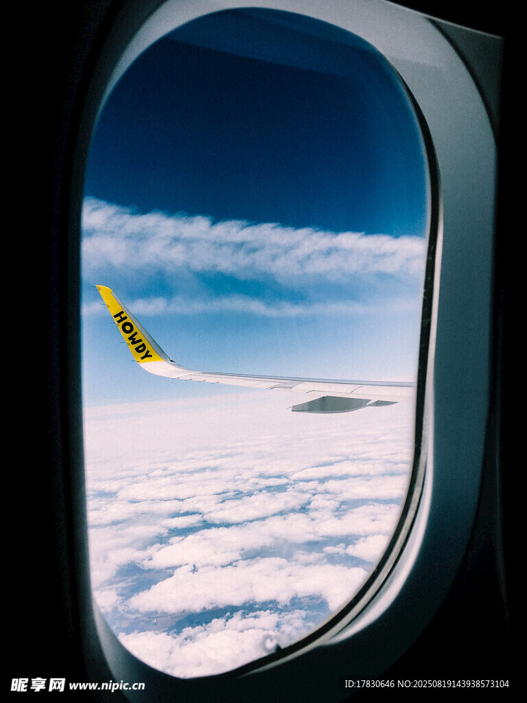 機(jī)窗外的云端與飛機(jī)景象