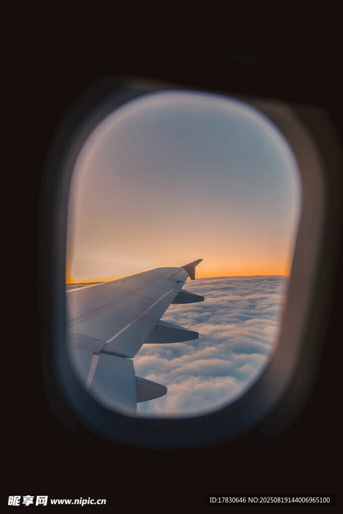 飛機(jī)窗外的壯麗云海景觀