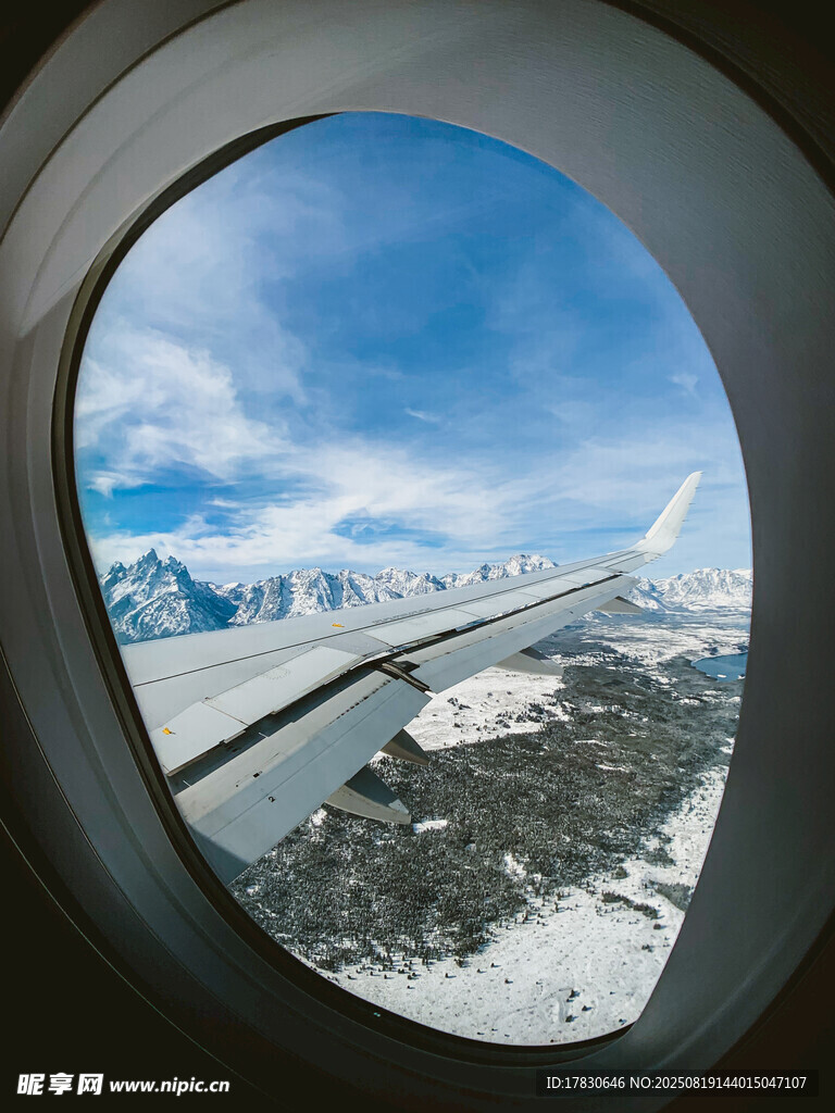 機(jī)窗外的雪山美景
