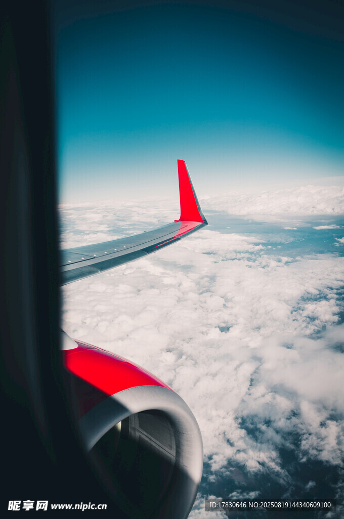 機窗外的云端與機翼美景