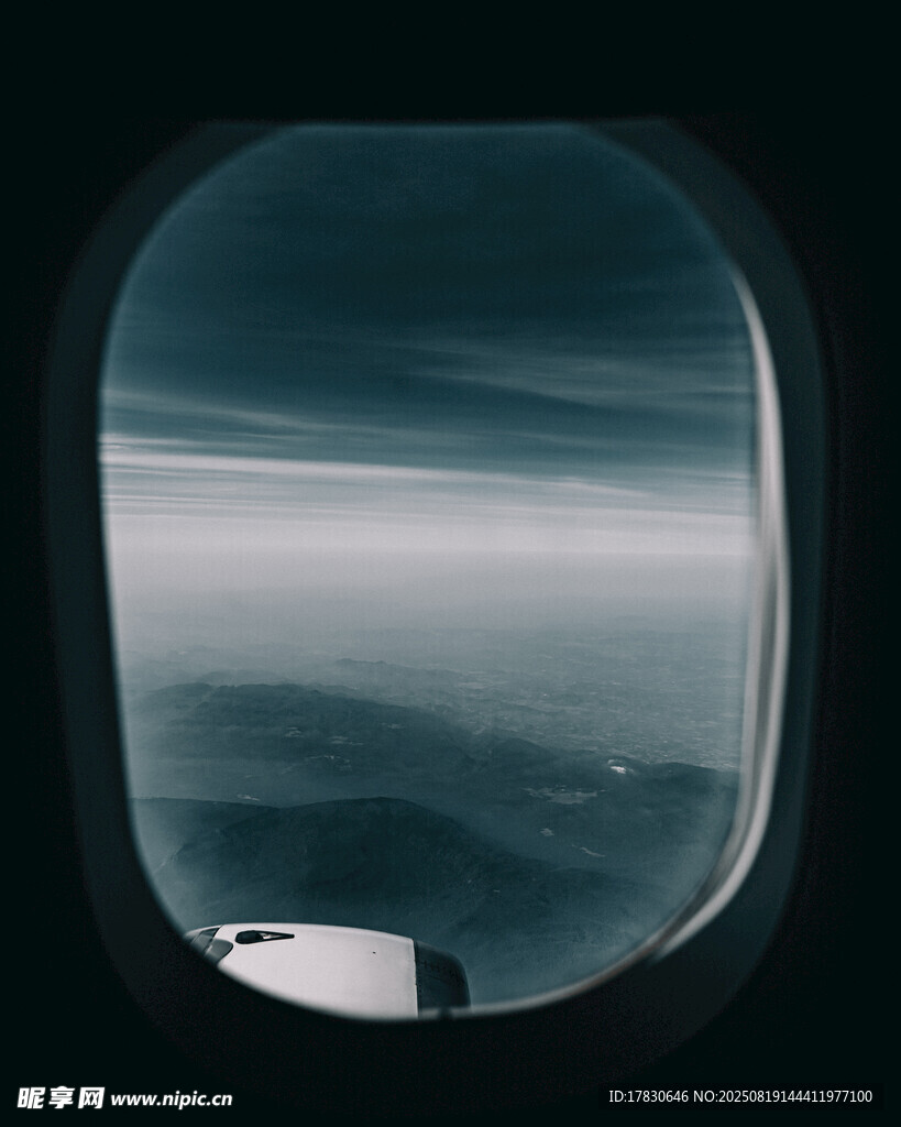 飛機(jī)窗外的云海景色