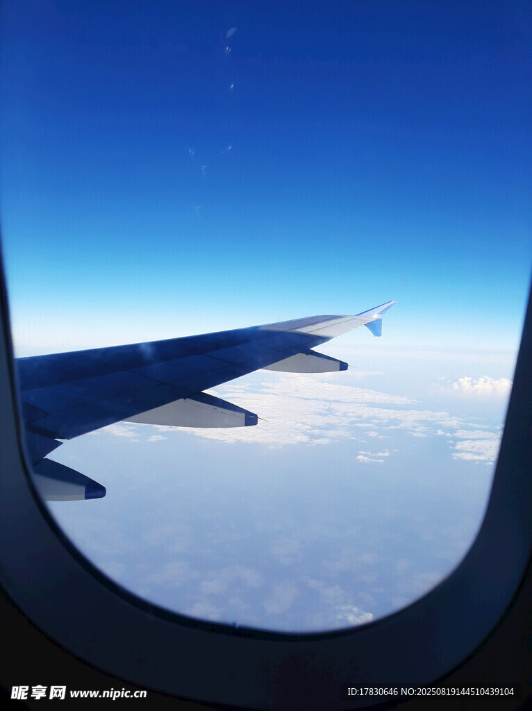 機(jī)窗外的藍(lán)天與機(jī)翼