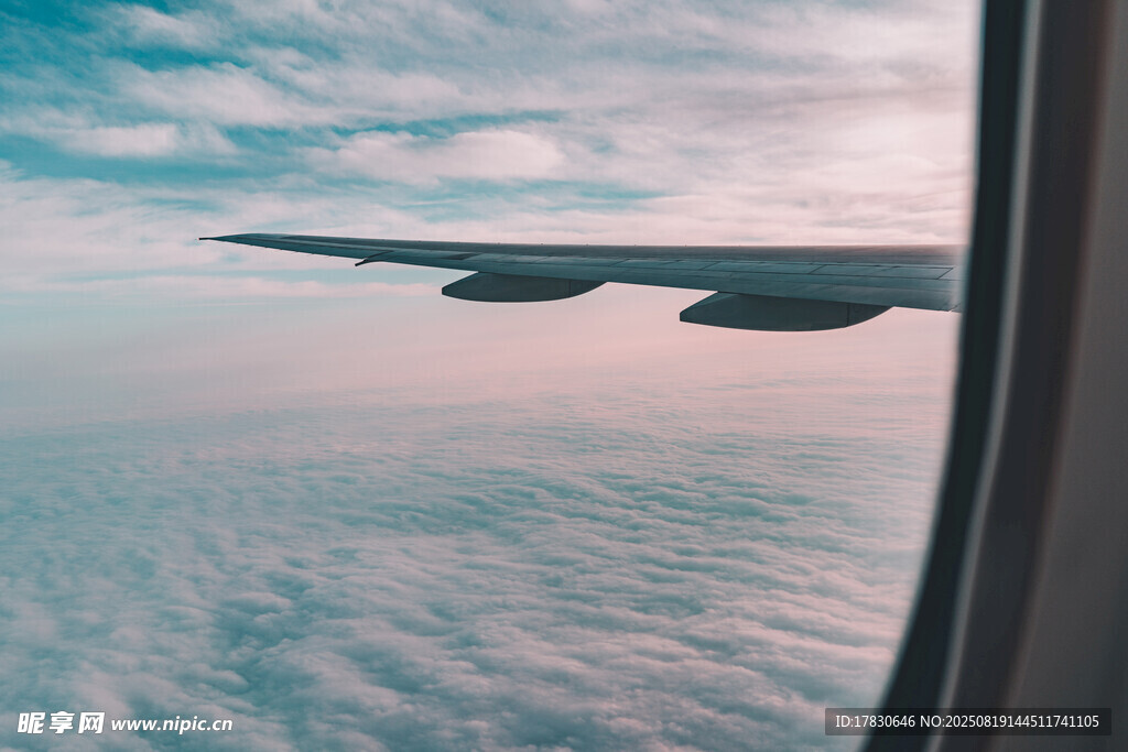 飛機(jī)窗外的云海美景