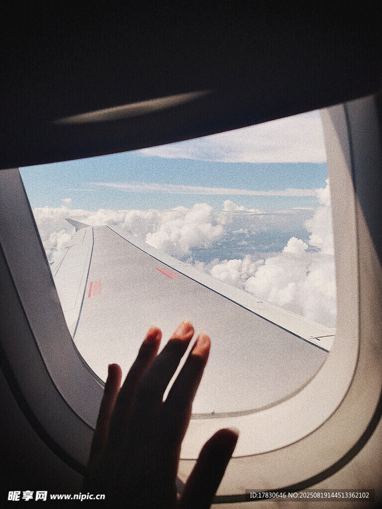 飛機窗邊手觸窗外美景