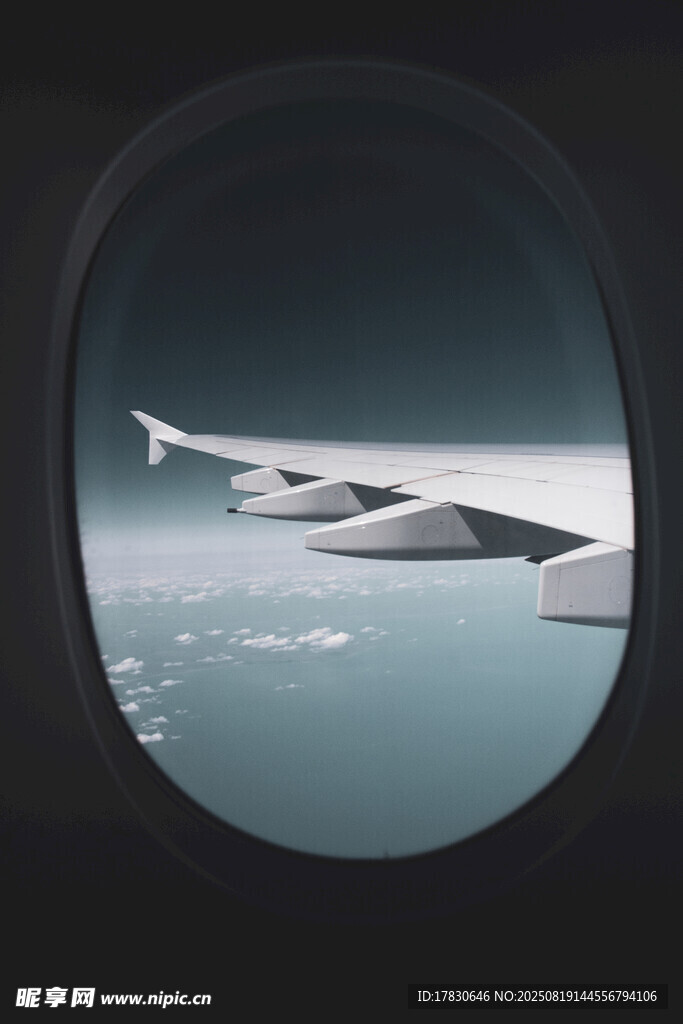 機窗外的飛機與云海美景