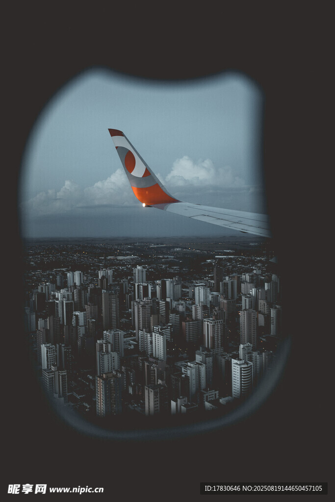 城市上空翱翔的飛機(jī)