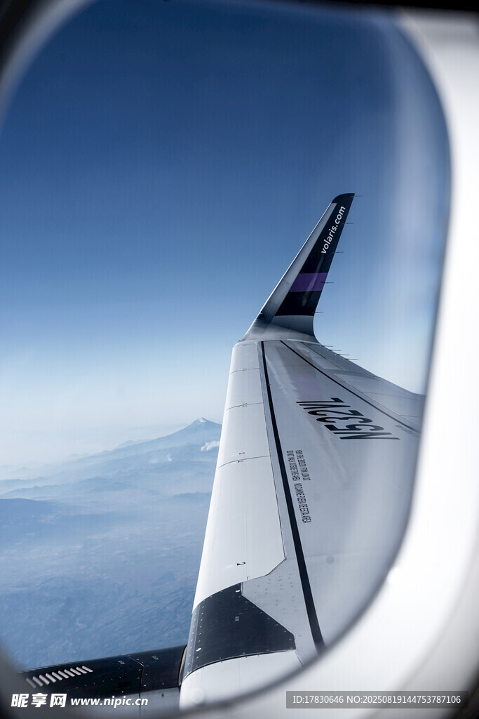 飛機機翼視角的高空美景