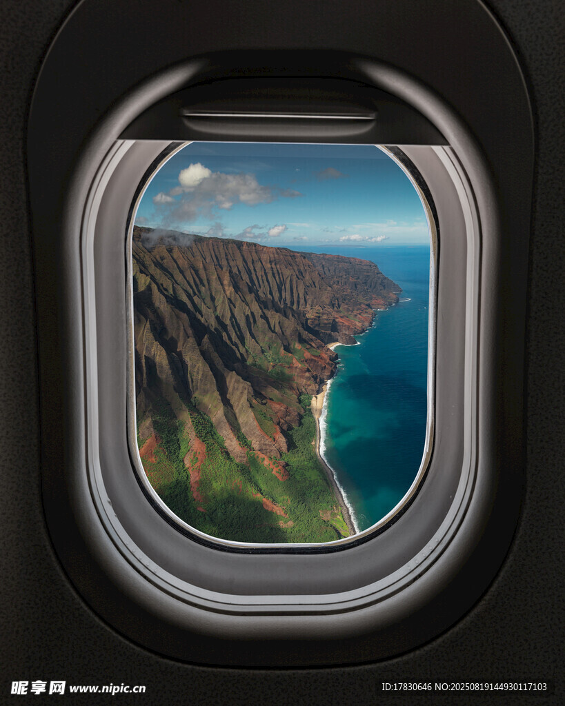 飛機窗外的壯美山海景色