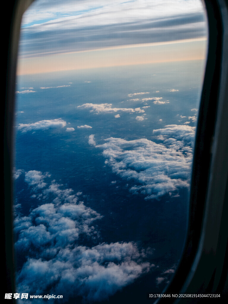 機窗外的云海美景