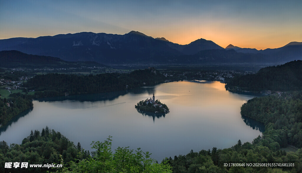 夕陽下的寧靜山水湖泊