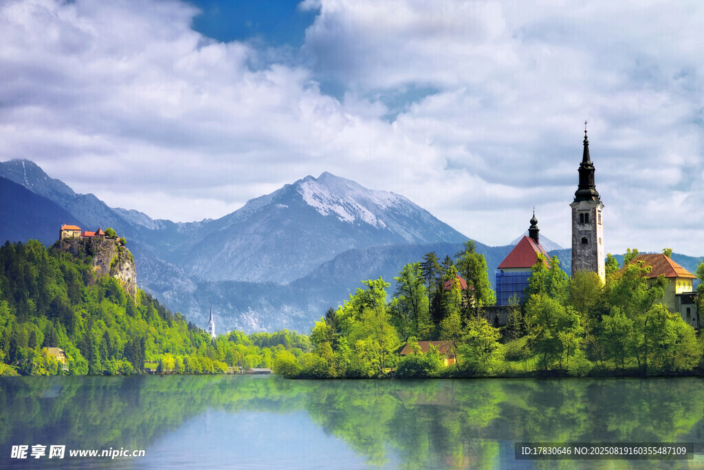 湖畔城堡與遠山美景