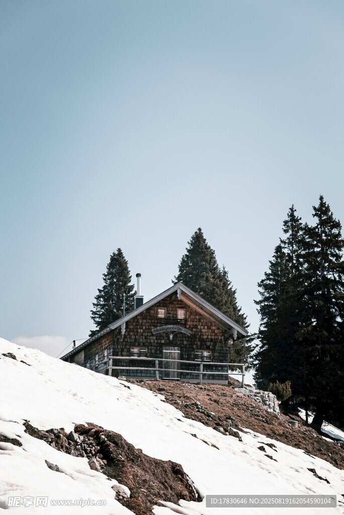 雪山中的木屋與松樹