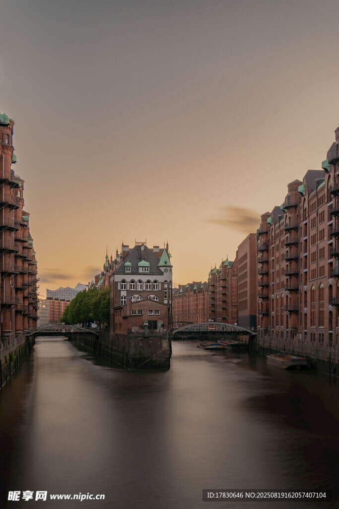 河畔建筑的黃昏美景