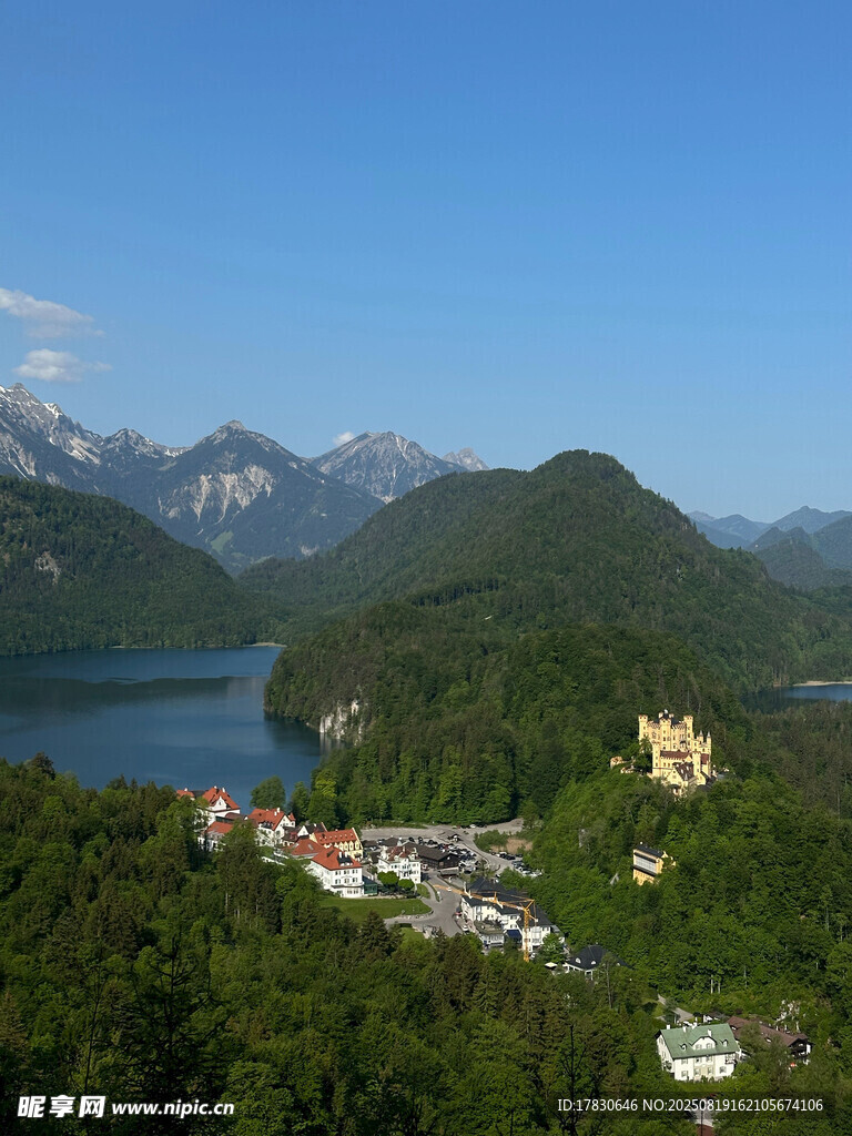 湖畔山林中的美麗景致