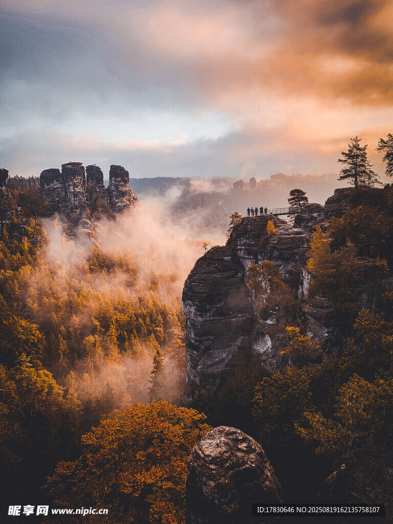 夢幻山間晨霧景觀