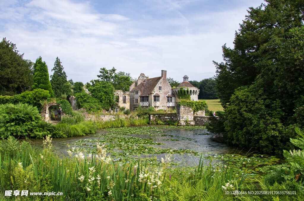田園湖畔小屋美景