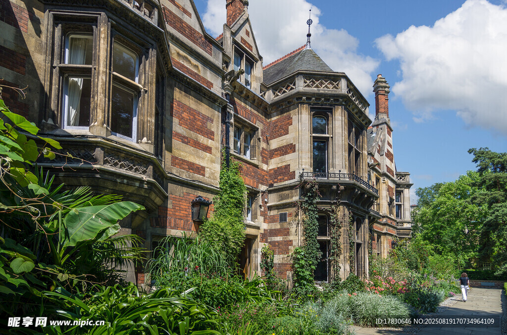 英式古典建筑與綠植景觀